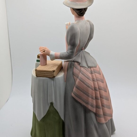 Avon President's Club 1984 Mrs Albee Award Figurine 10" - Picture 3 of 7